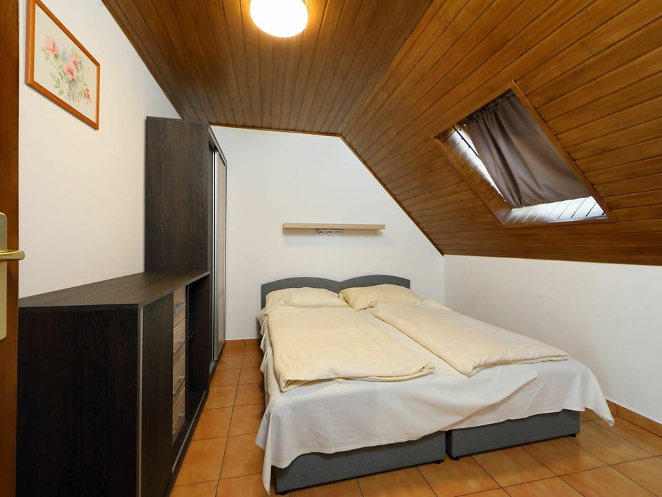 Room, Bed, Bedroom, Furniture, Property, Ceiling, Interior Design, Building, Bed Sheet, Floor