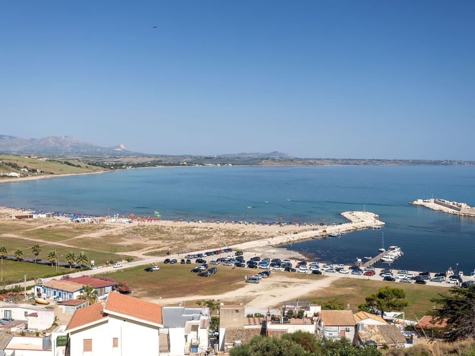 Water, Sky, Water Resources, Azure, Building, Lake, Coastal And Oceanic Landforms, Boat, Beach, Horizon