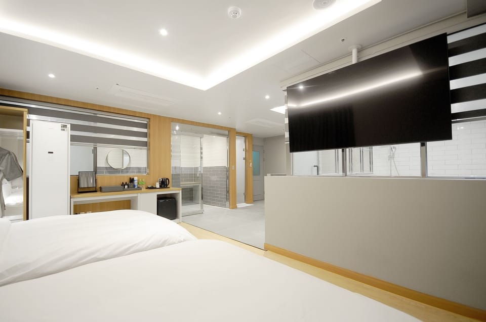 Suite Poolvilla | Individually furnished, laptop workspace, free WiFi, bed sheets