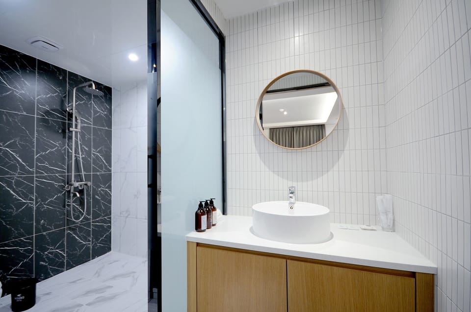 Deluxe Twin Room | Bathroom | Free toiletries, hair dryer, bathrobes, towels