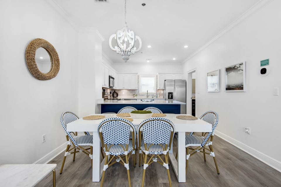 Dining room table seats 6!