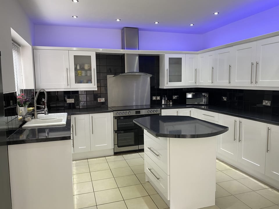 House | Private kitchen | Fridge, microwave, oven, stovetop