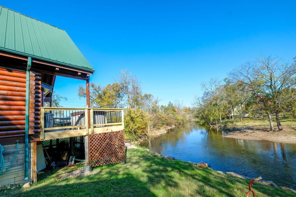 Pigeon Forge River Cabin "River Livin" - Located Next to the Little Pigeon River