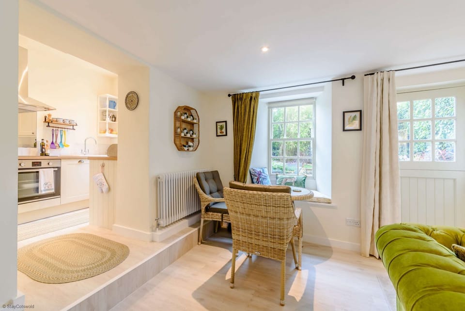 The Reading Room Dining Area - StayCotswold