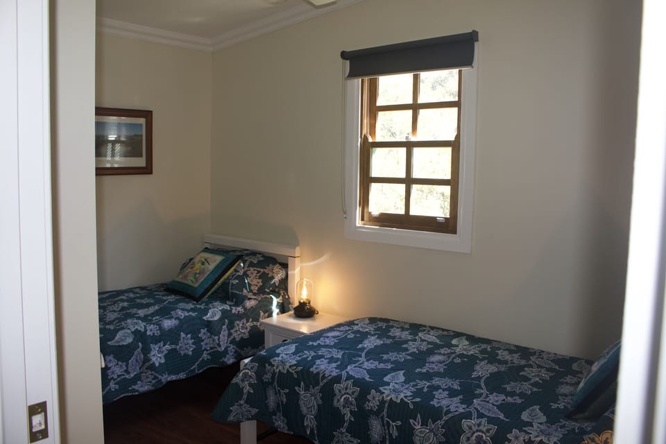 Second bedroom (2 single beds).