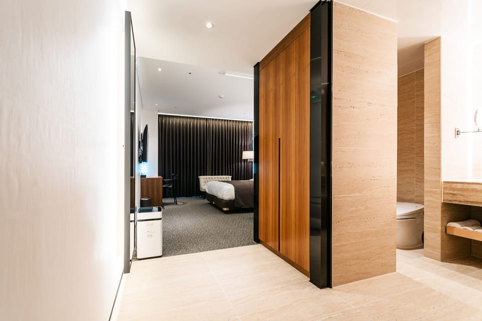 Deluxe Double Room, 1 King Bed, Non Smoking, City View | Hypo-allergenic bedding, down comforters, Tempur-Pedic beds