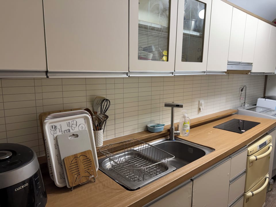 Mini Room | Private kitchen | Mini-fridge, microwave, rice cooker, cookware/dishes/utensils