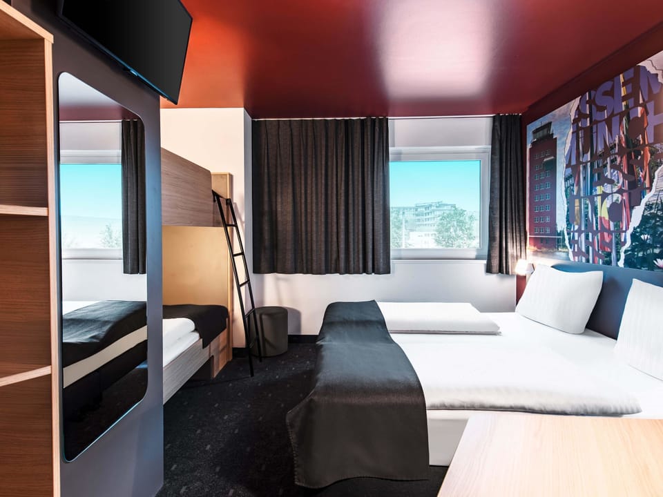Quadruple Room | Desk, soundproofing, WiFi (free), bed sheets