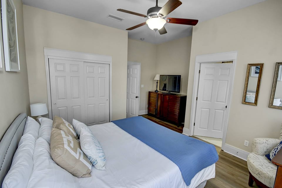 Master Suite with Private Bathroom with tub/shower combo