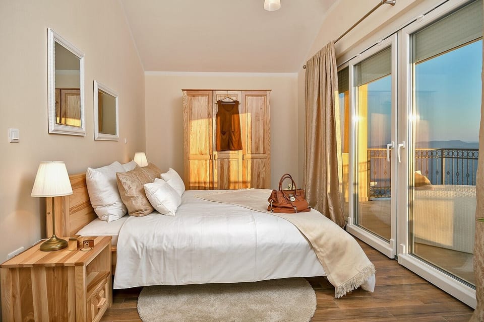  Bedroom No4 with king-size bed 180cm x 200cm, A/C, en-suite bathroom with a shower and a terrace with sea views.