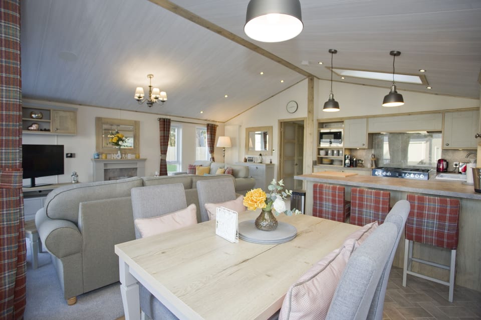 Cabin | Private kitchen | Fridge, microwave, oven, stovetop