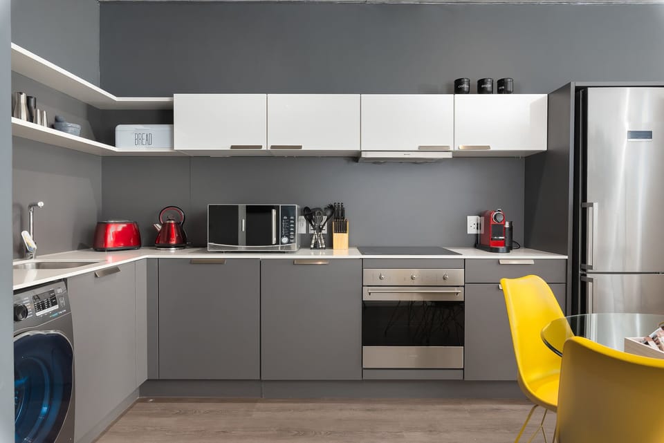Deluxe Apartment | Private kitchen | Full-size fridge, microwave, oven, stovetop