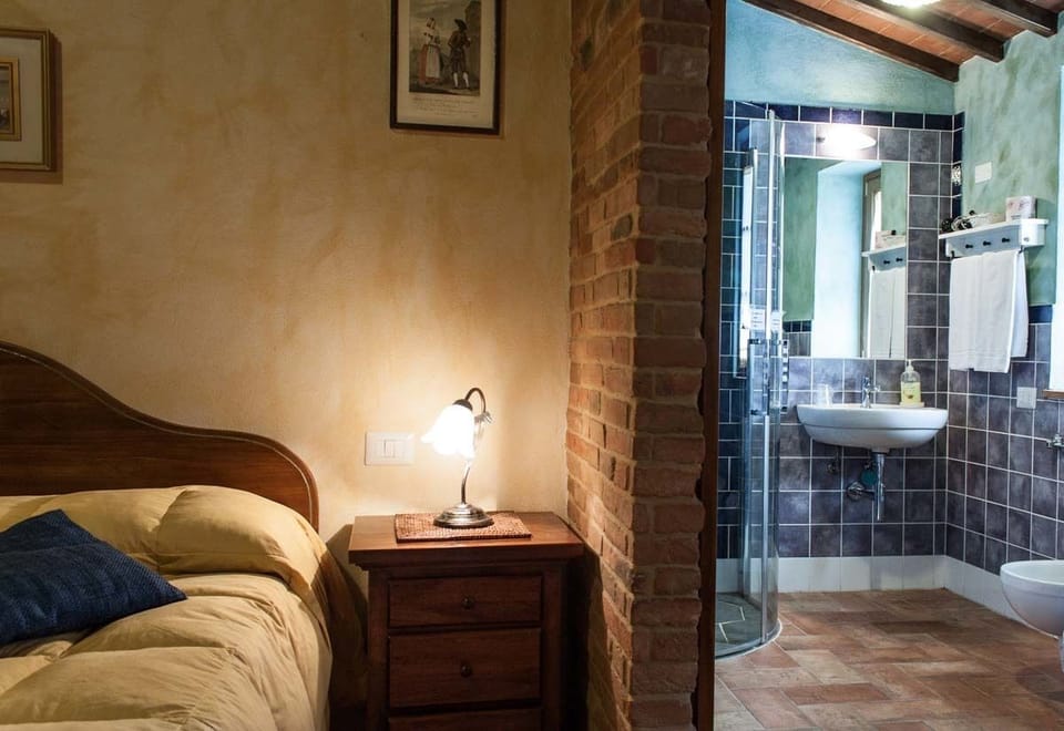 Minibar, desk, laptop workspace, free WiFi
