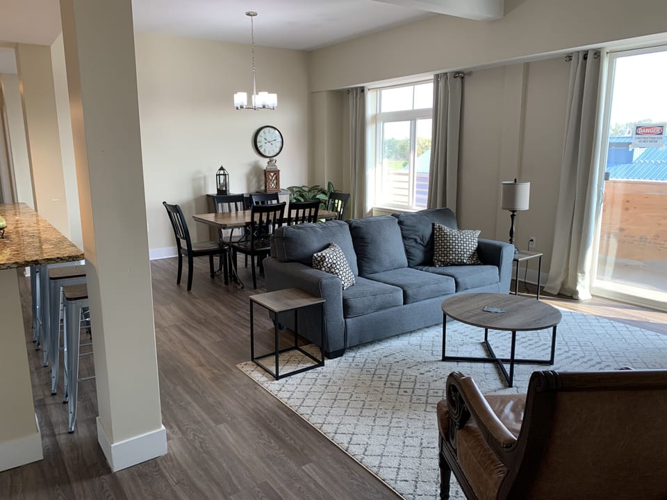 Open floor plan with all the amenities you need.  Internet & Cable TV!