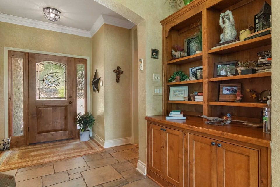 Central air and heat keep the interior right at your comfort level, and wonderful decor touches give the Retreat a welcoming, homey vibe.