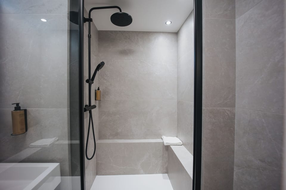 Superior Double Room | Bathroom | Free toiletries, hair dryer, towels