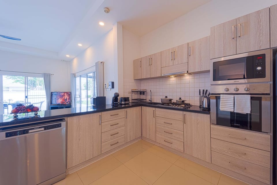Family Villa | Private kitchen | Full-size fridge, microwave, oven, stovetop