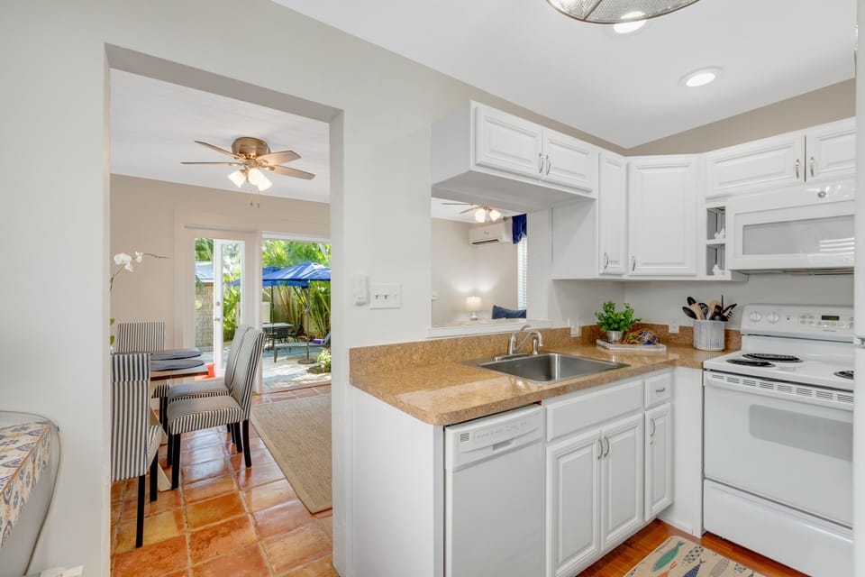Equipped kitchen with plenty of seating