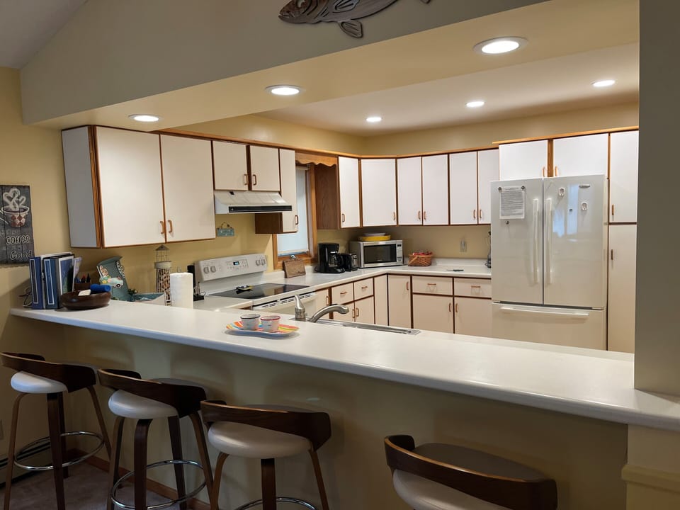 Kitchen bar area - four bar stools
