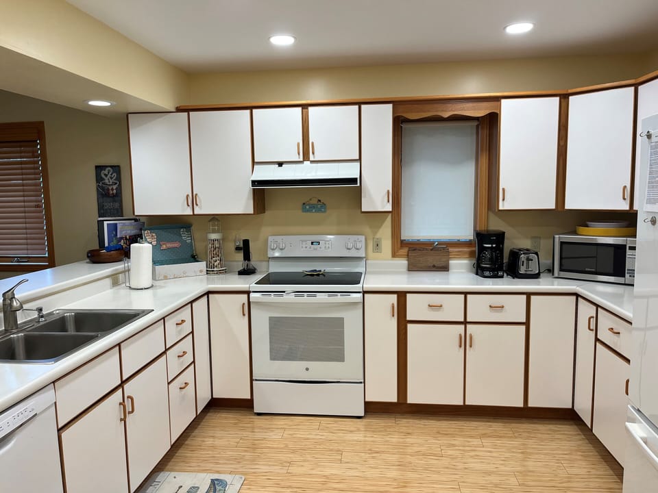 Kitchen - lots of counter space