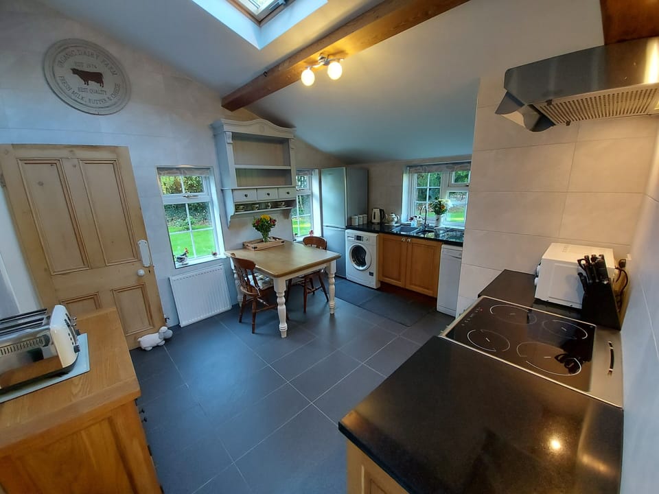 Executive Cottage, Ensuite, Garden View (Farmhouse Cottage) | Shared kitchen | Highchair