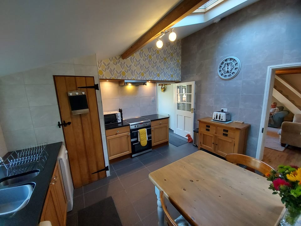 Executive Cottage, Ensuite, Garden View (Farmhouse Cottage) | Shared kitchen | Highchair