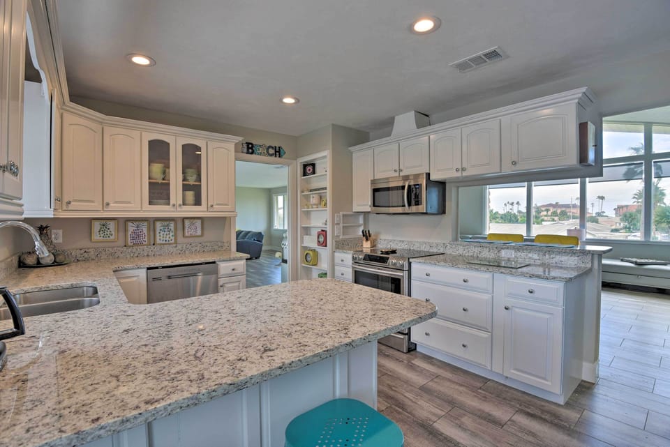 Kitchen | Additional Breakfast Bar | Dishwasher | Beach-Themed Decor