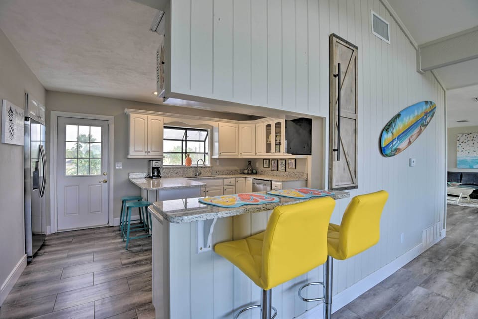 Full Kitchen | Granite Countertops | Stainless Steel Appliances
