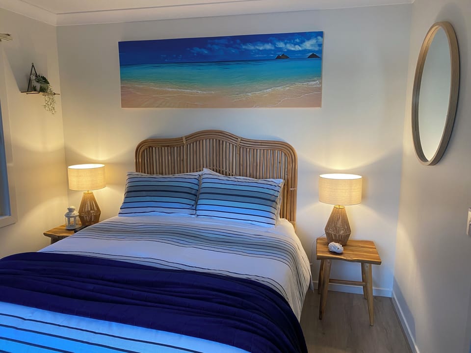 Guest bedroom with Lake views (Queen bed with open hanging space)