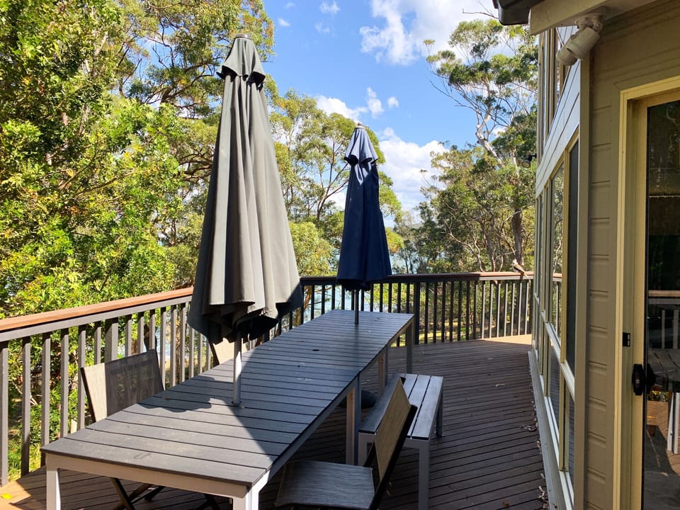 Alfresco dining (Deck) lake views