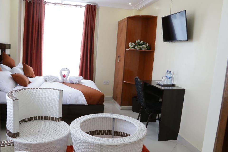 Executive Double Room | Desk, laptop workspace, soundproofing, free WiFi