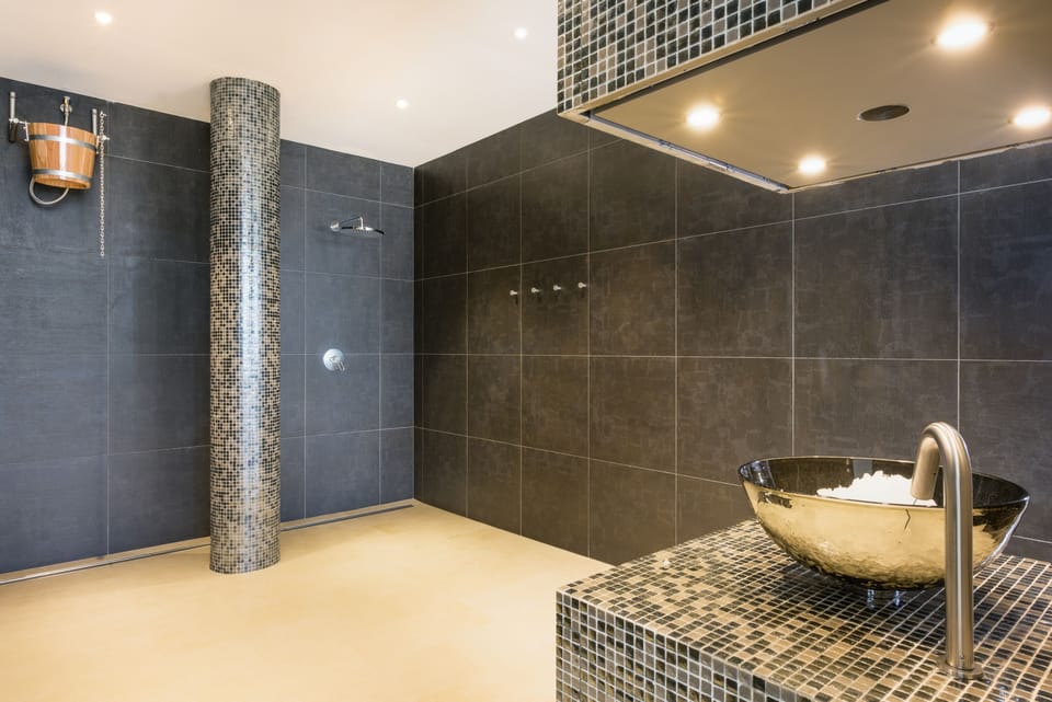 Sauna, steam room