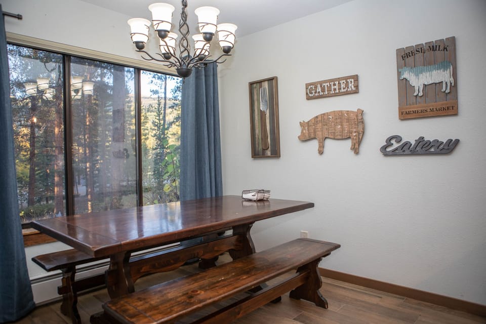 Condo, 2 Bedrooms | Dining