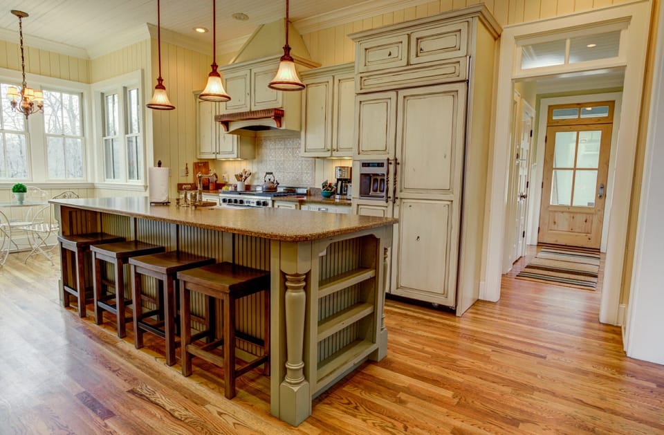 Kitchen island seating for up to 4