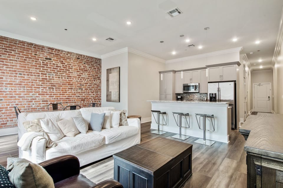 Living room and kitchen bar 2