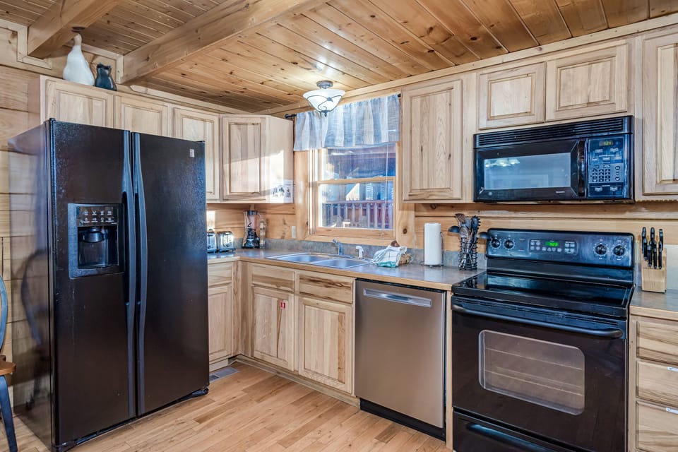 Premium Cabin | Private kitchen | Full-size fridge, microwave, oven, stovetop