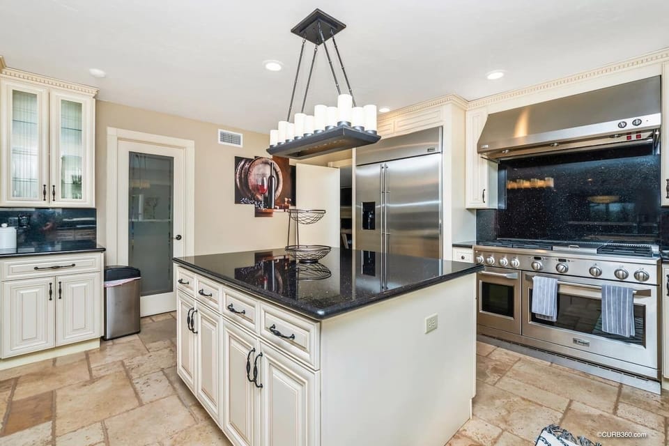 Main Level: Fully Equipped Kitchen