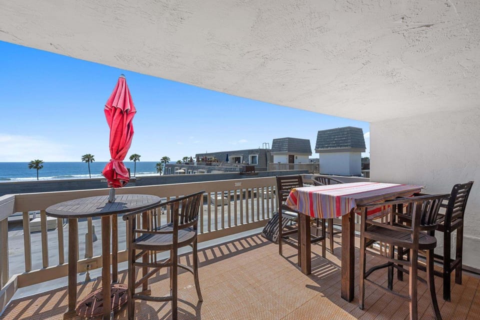 Dining table in the upstairs balcony to enjoy a family meal all together.