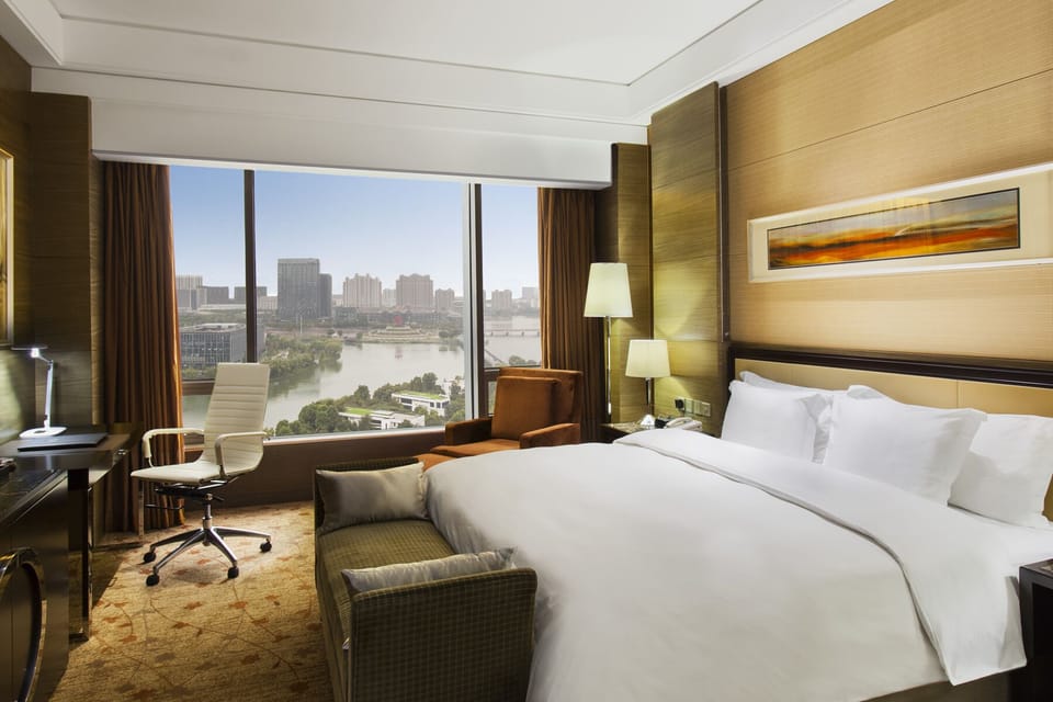 Standard Room, Club Lounge Access, Lake View | Minibar, in-room safe, desk, blackout drapes