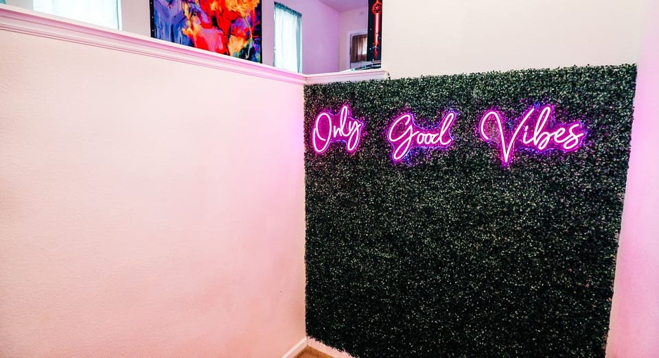 Surrounded by positivity! Let the green backdrop be a canvas for good vibes and uplifting words, creating a space that radiates positivity and tranquility. 🌿✨ #GoodVibesOnly #PositiveBackdrop