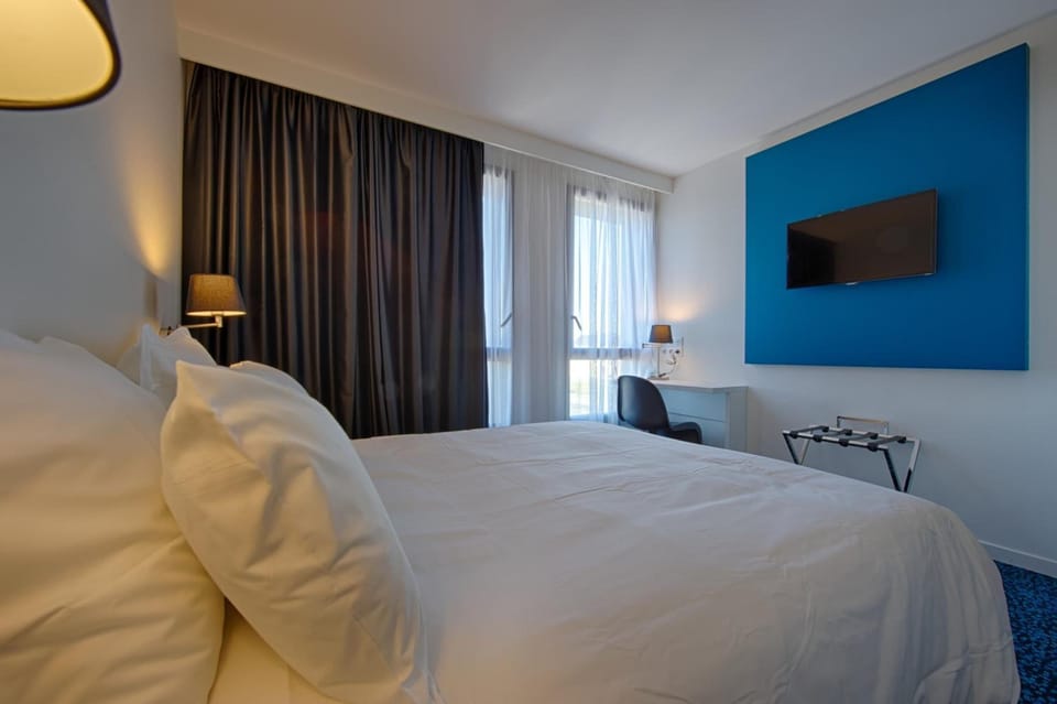 Premium bedding, in-room safe, desk, soundproofing