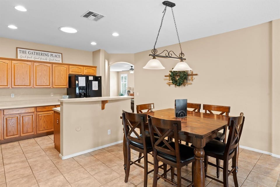 Kitchen dining with seating for 6