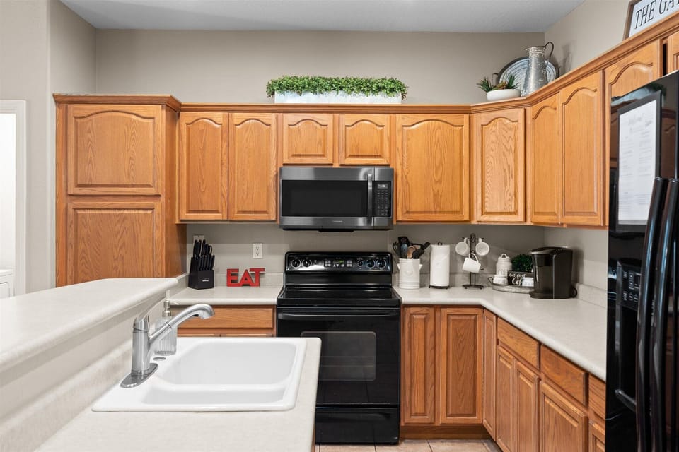 Fully stocked kitchen!