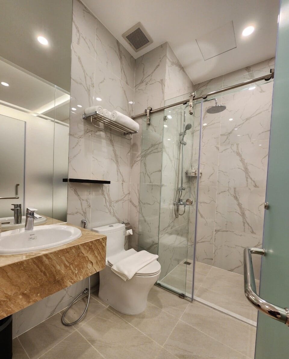 Standard Double Room Single Use, 2 Twin Beds | Bathroom | Shower, rainfall showerhead, free toiletries, hair dryer