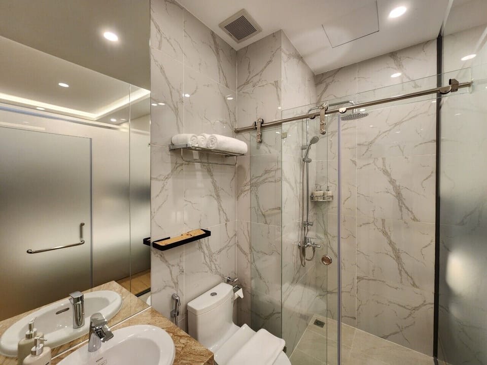 Superior Double Room | Bathroom | Shower, rainfall showerhead, free toiletries, hair dryer