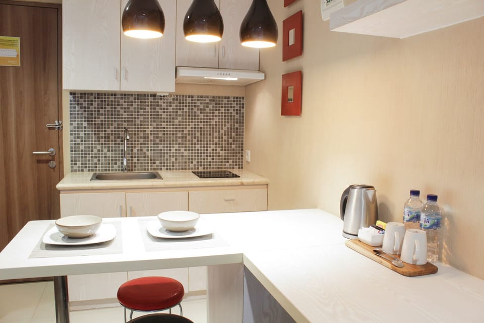 Deluxe Studio Suite | Private kitchenette | Coffee/tea maker, fridge, stovetop, electric kettle