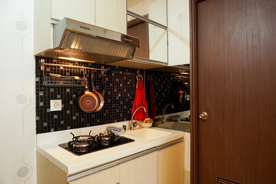 Room | Private kitchenette | Fridge, stovetop, cookware/dishes/utensils
