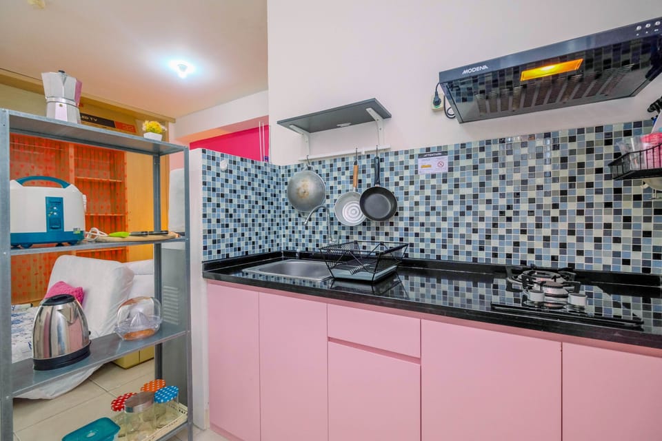Room | Private kitchen | Fridge, stovetop, cookware/dishes/utensils