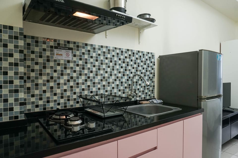 Room | Private kitchen | Fridge, stovetop, cookware/dishes/utensils