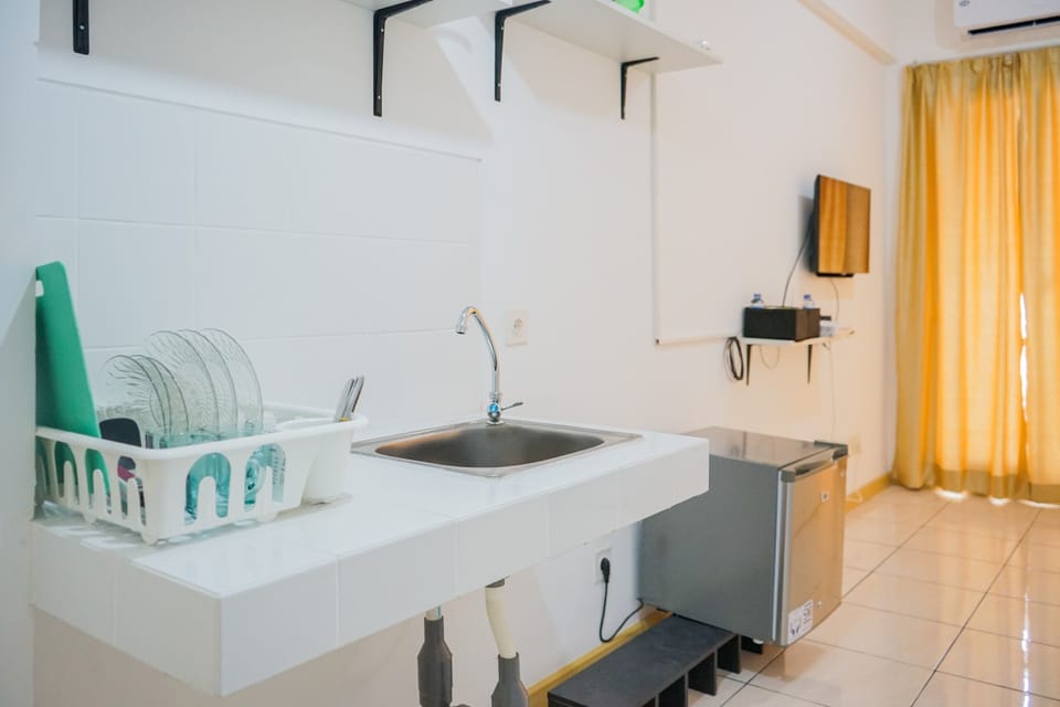 Room | Private kitchen | Fridge, stovetop, cookware/dishes/utensils